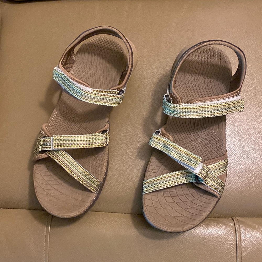 Ladies hiking sandals